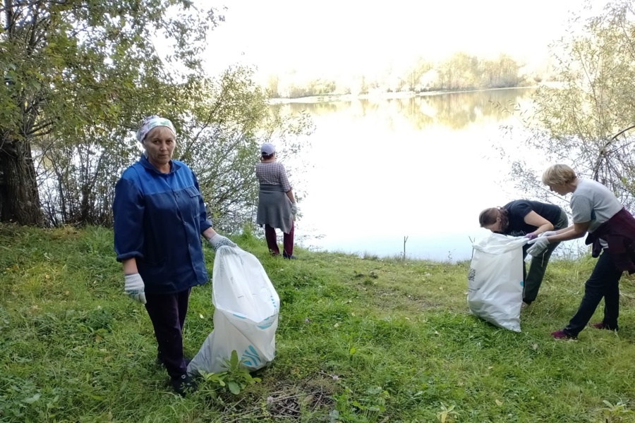 На страже чистоты: большеатменцы очистили берег реки