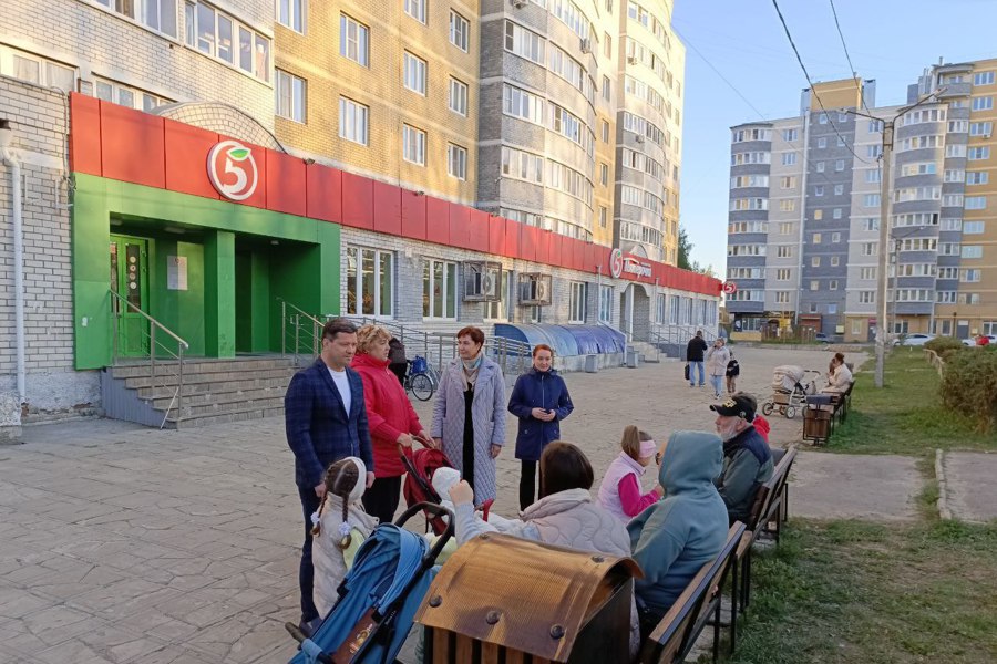 Елена Кадирова и Владислав Григорьев с жителями поселков Южный и Альгешево обсудили транспортную доступность