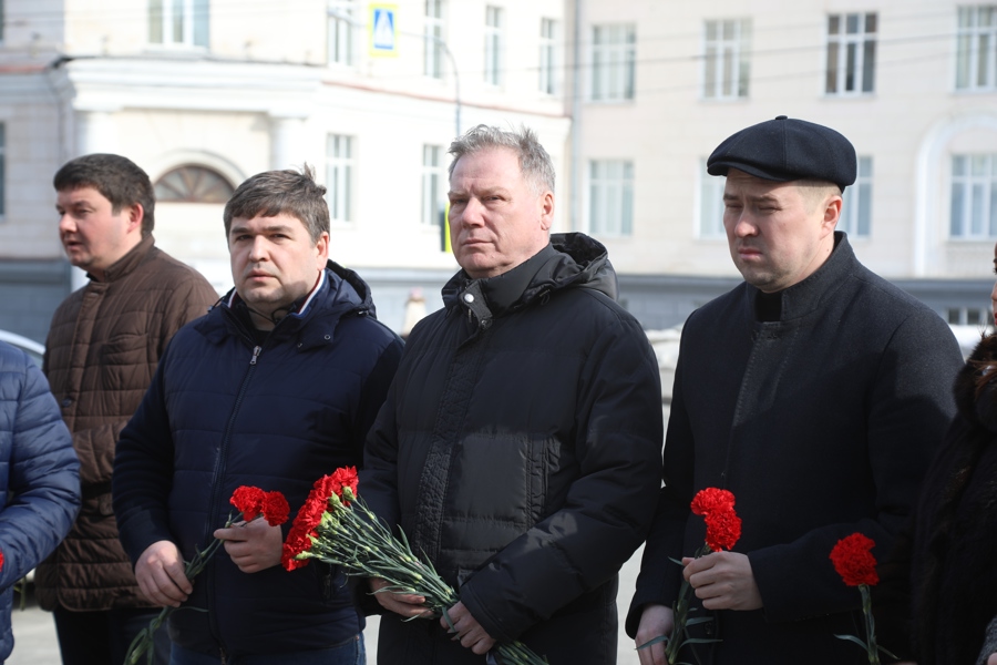 Евгений Кадышев и депутаты почтили память погибших в результате теракта в «Крокус Сити Холле»