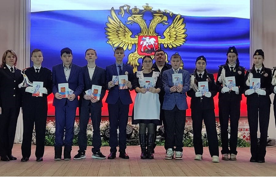 Состоялась церемония вручение паспортов юным жителям Комсомольского муниципального округа, достигшим 14-летнего возраста