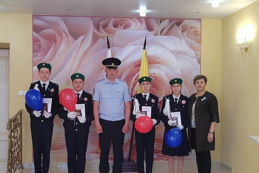 Состоялось торжественное вручение паспортов юным жителям Комсомольского муниципального округа, приуроченное ко Дню России
