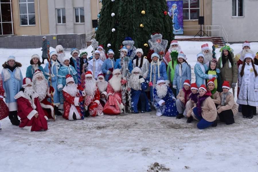 В Моргаушском округе прошло шествие Дедов Морозов и Снегурочек