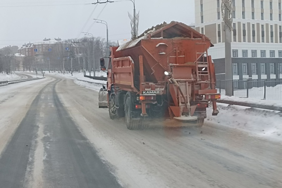 За две недели в г. Чебоксары посыпано более 5 тонн противогололедных материалов