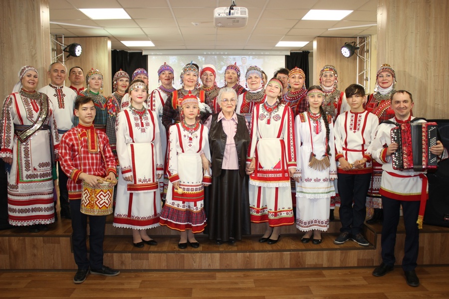 От старшего – к молодому поколению: на чебоксарской сцене встретились народные фольклорные ансамбли «Уяв» и «Пилеш»