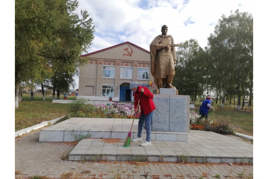 В Большетаябинском территориальном отделе культработники приняли активное участие в экологическом субботнике