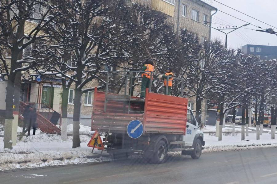 В Чебоксарах продолжились работы по уборке парков, скверов и лестниц частного сектора