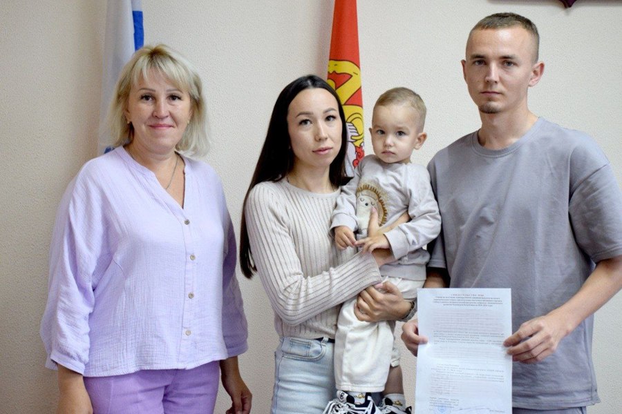 Участнику специальной военной операции вручили жилищный сертификат