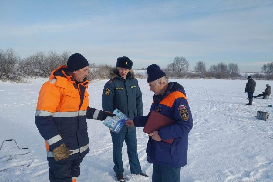 В Алатырском муниципальном округе прошли  профилактические рейды в местах выхода рыбаков на лед