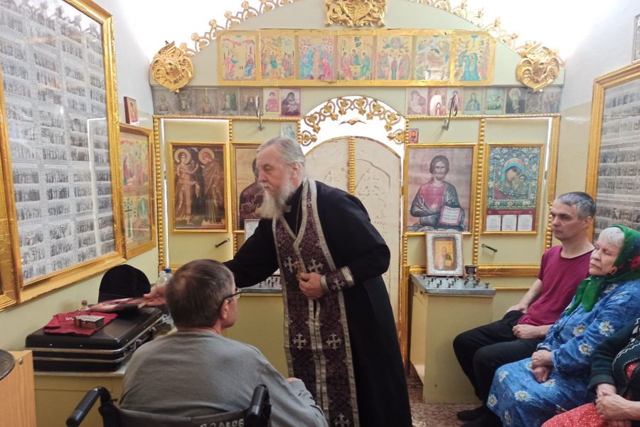 В преддверии Пасхи протоиерей Николай посетил Кугесьский дом-интернат