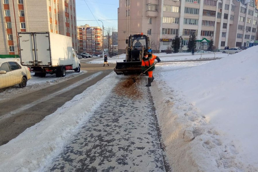 Для предотвращения гололедицы на дорогах Чебоксар распределено более 5,5 тыс. антигололедных реаогентов