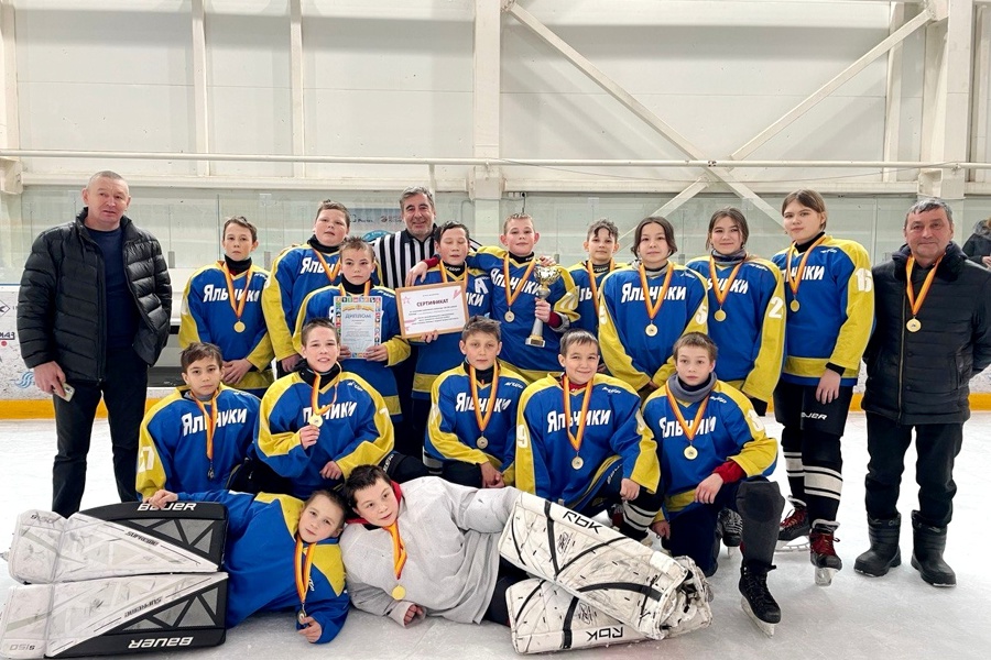 Хоккейная команда «Яльчики» - победитель соревнований «Золотая шайба» среди сельских команд в средней возрастной группе