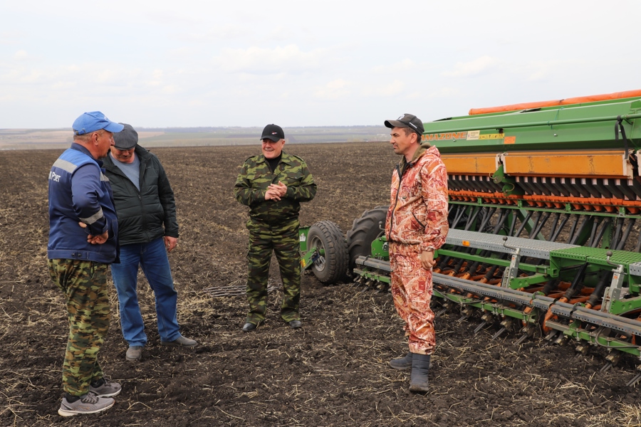 Глава Яльчикского муниципального округа ознакомился с ходом полевых работ в СХПК «Рассвет» и «Сатурн»