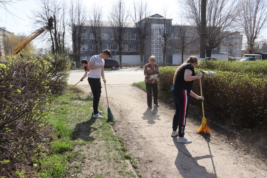 Сотрудники администрации города Алатыря приняли участие в общегородском субботнике