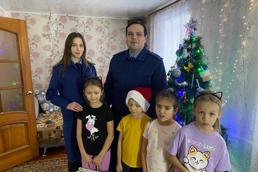 Алатырской межрайонной прокуратурой в преддверии новогодних праздников посещена многодетная семья, проживающая в г. Алатырь