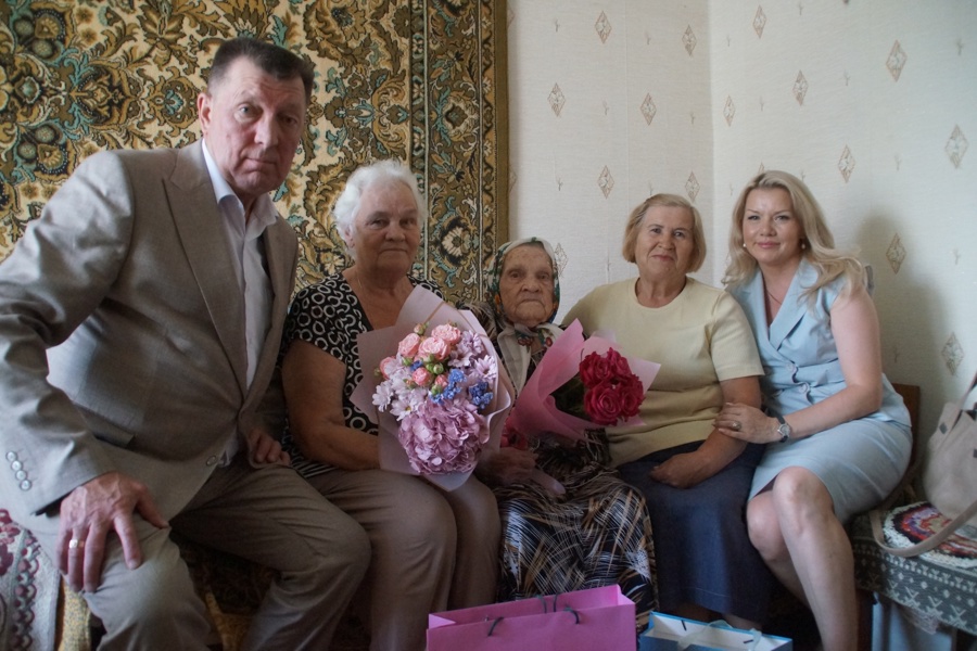Труженица тыла Любовь Егорова отмечает 100 лет