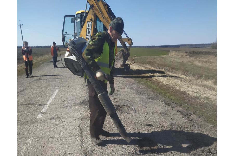 В Янтиковском округе продолжается ямочный ремонт дорог