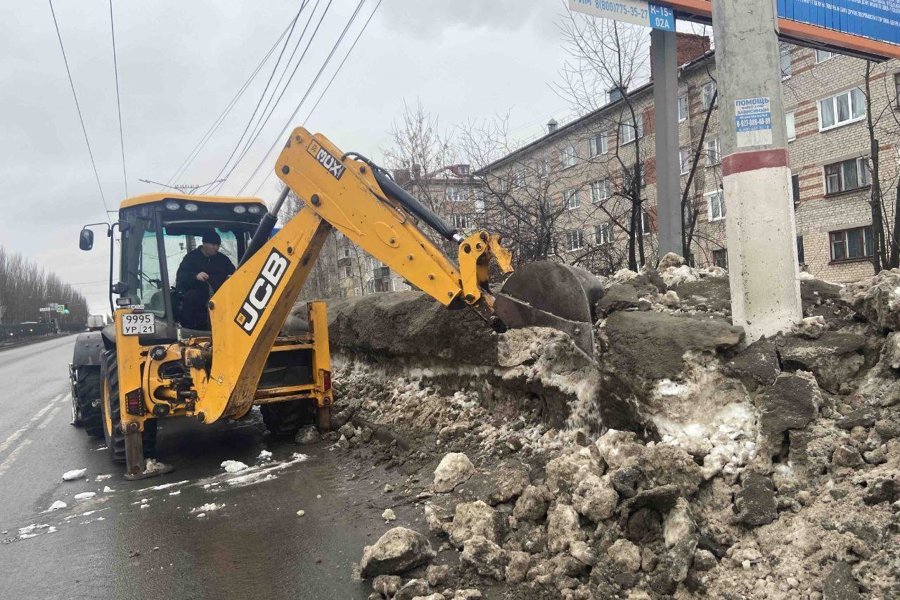 В Чебоксарах продолжаются комплексные работы по ворошению снега.