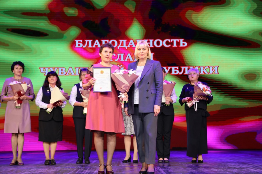 Заведующий сектором по делам архивов Елена Тверскова награждена Благодарностью Главы Чувашии