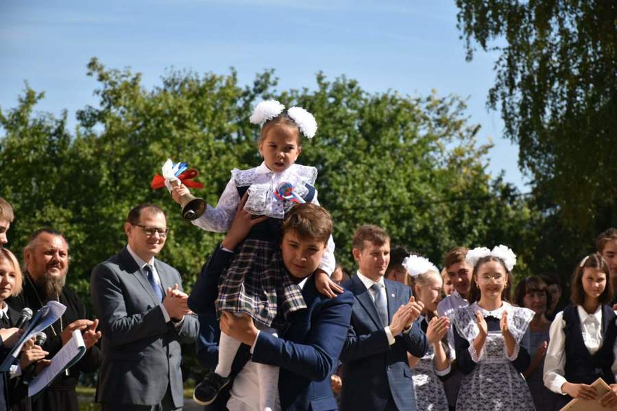 Виктор Кочетков поздравил учащихся и преподавателей Карамышевской школы