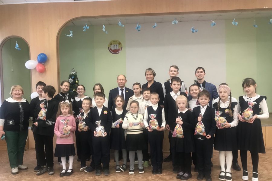 Депутат Александр Титов поздравил с наступающим Новым годом учеников школы №11 из многодетных семей