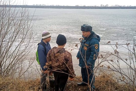 Спасатели Комсомольской пожарной части вытащили со льда двух мальчиков