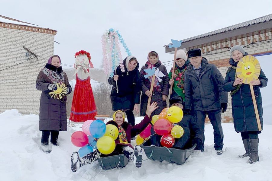 Работники Большеатменского сельского Дома культуры организовали развлекательно - игровую программу «Гуляй - Масленица!»