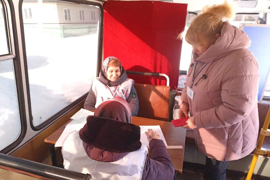 В Шумерлинском муниципальном округе проходит выездное голосование