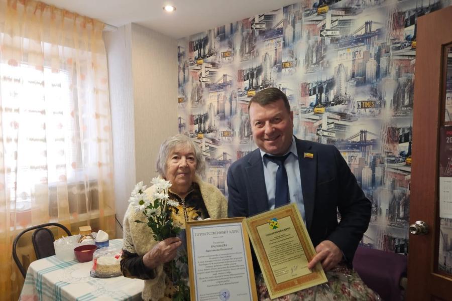 Депутат поздравил с 90-летием ветерана труда