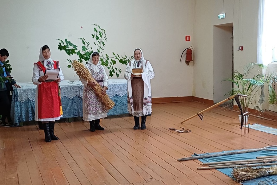 В рамках празднования Дня хлеба в Богатыревском сельском Доме культуры прошёл мастер - класс «В хлебе память предков»