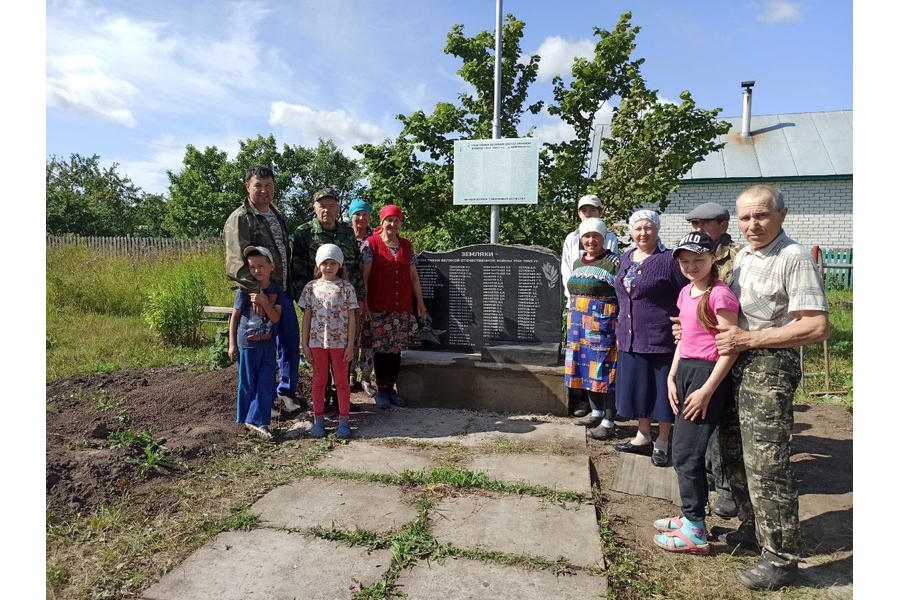 Аликовские волонтеры «серебряного» возраста участвуют в экологической акции «Обелиск»