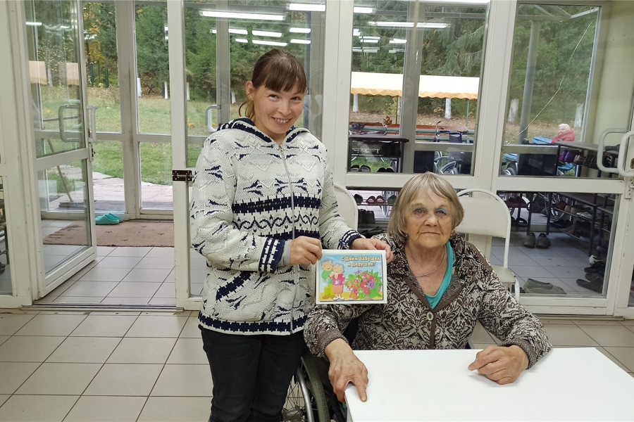 Волонтеры Шомиковского дома-интерната подготовили ко Дню бабушек и дедушек открытки