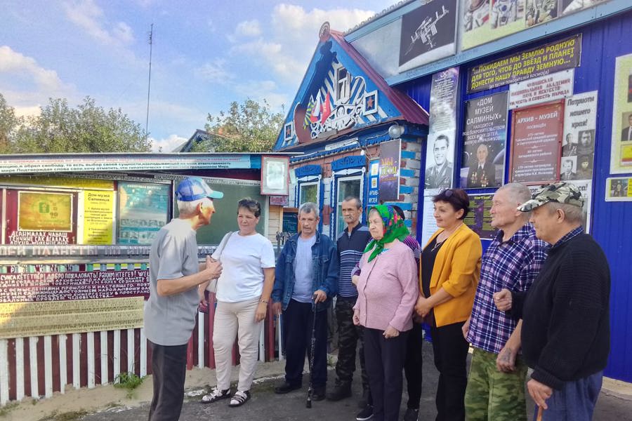 Экскурсия пожилых граждан в домашний музей космонавтики