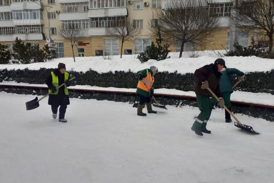 В Чебоксарах продолжаются уборка и вывоз снега с парков, скверов и площадей