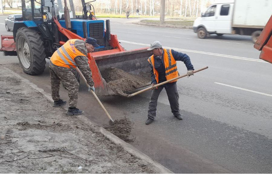 На городских улицах продолжаются сезонные работы