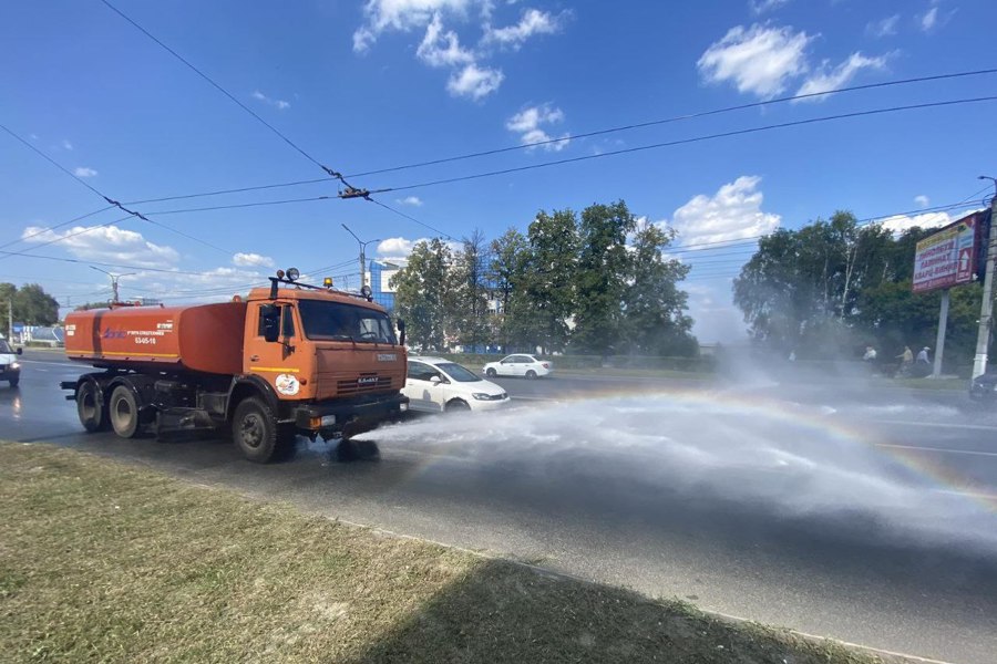 Поливомоечная техника работает на дорогах города ежедневно