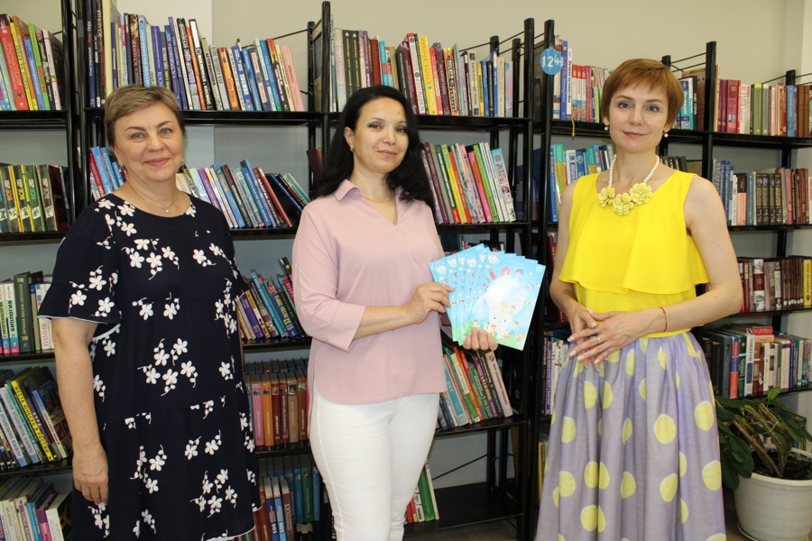 Республиканская детско-юношеская библиотека получила в дар книги от детского писателя Елены Светлой