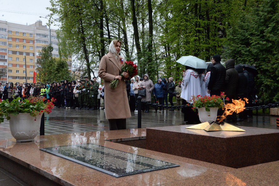 Алена Елизарова возложила цветы на могилу воинов, умерших от ран в госпиталях г. Чебоксары в годы Великой Отечественной войны
