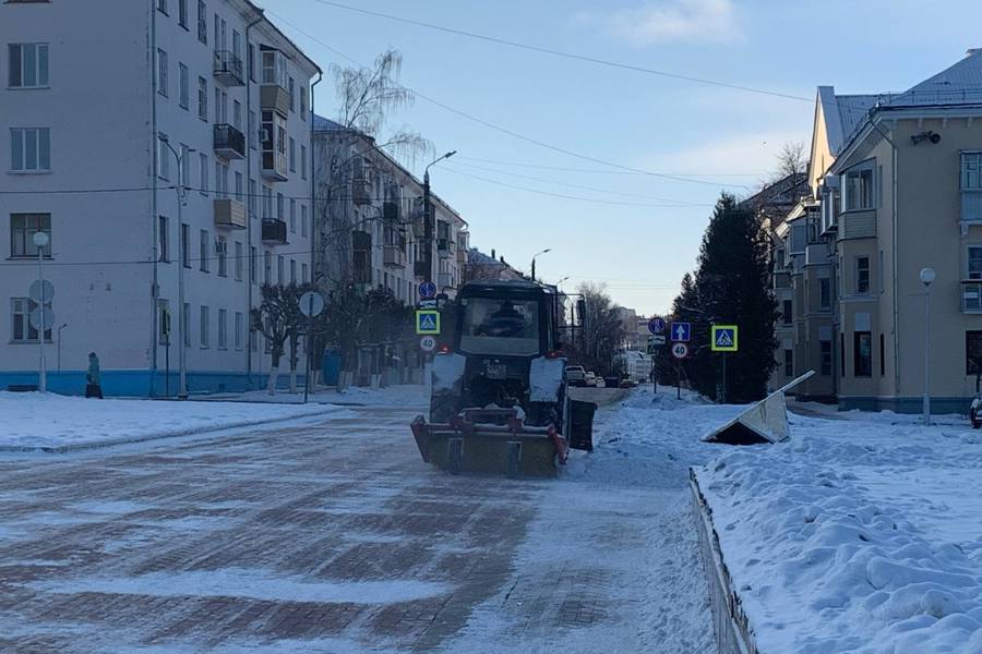 В Чебоксарах продолжаются работы по уборке парков, скверов и площадей