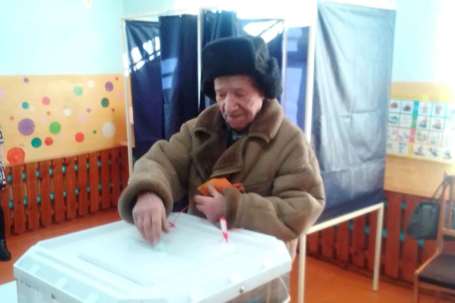 90-летний избиратель Михаил Сахаров принял активное участие в голосовании