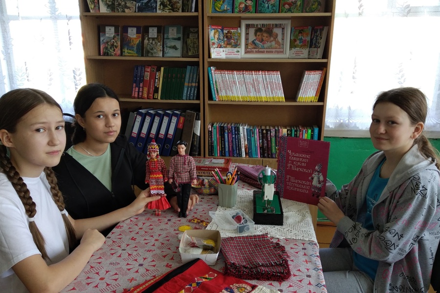 В Новоайбесинской сельской библиотеке состоялся мастер-класс «Мир чувашской культуры»