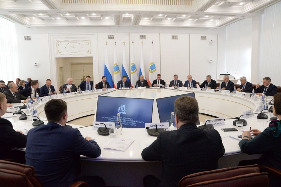 Леонид Черкесов ознакомил законодателей ПФО лучшими практиками по поддержке участников СВО и их семей