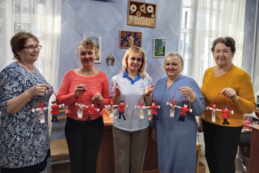 «Серебряные» волонтеры приняли участие в мастер-класс по изготовлению куклы-оберега