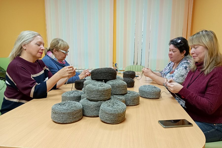 Чебоксарские серебряные волонтёры приступили к вязанию очередной партии носков для участников СВО