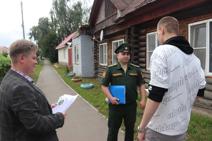 Жителям г. Алатырь разъясняют о возможности поступления на контрактную службу в Вооруженные Силы Российской Федерации