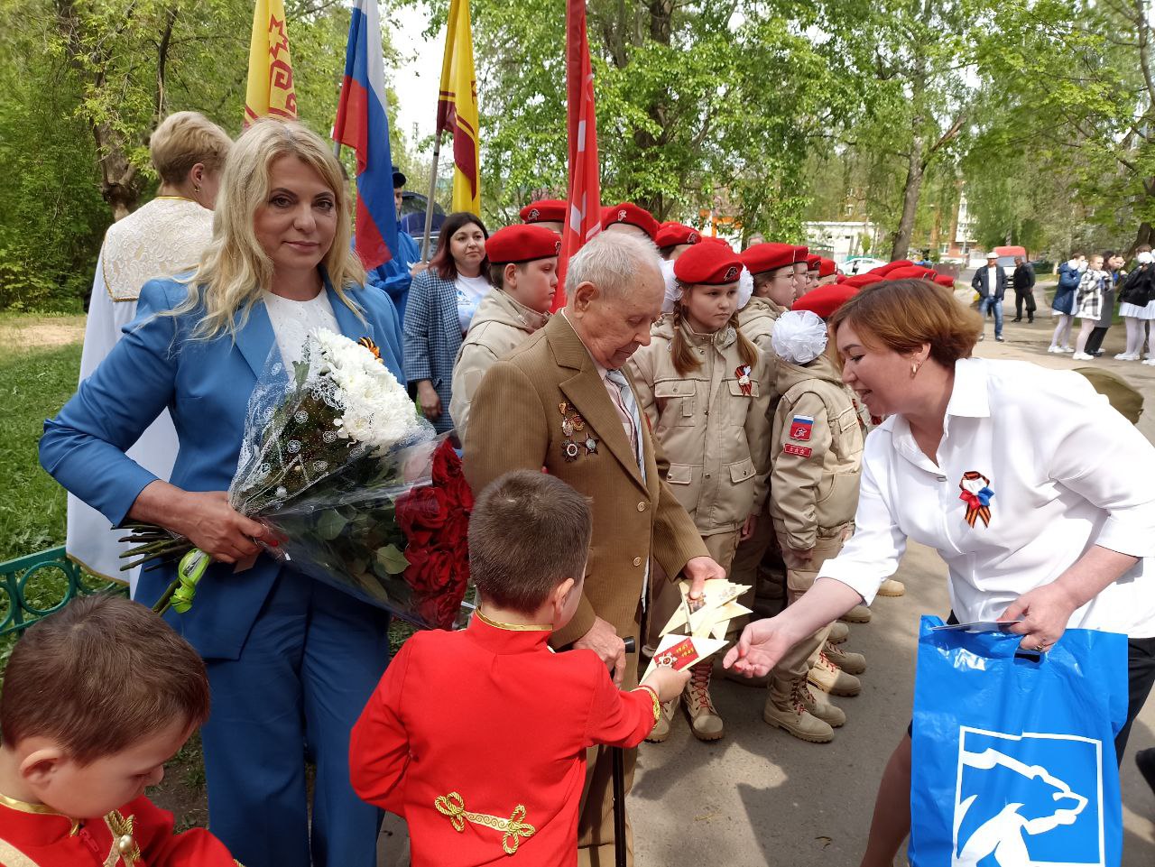 Торжественное поздравление ветерана ВОВ во дворе дома | Управа по  Ленинскому району администрации города Чебоксары