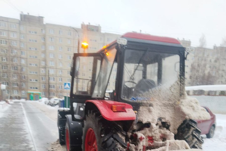 Гололед не пройдет: в Чебоксарах управляющие компании и дорожники борются с последствиями оттепели