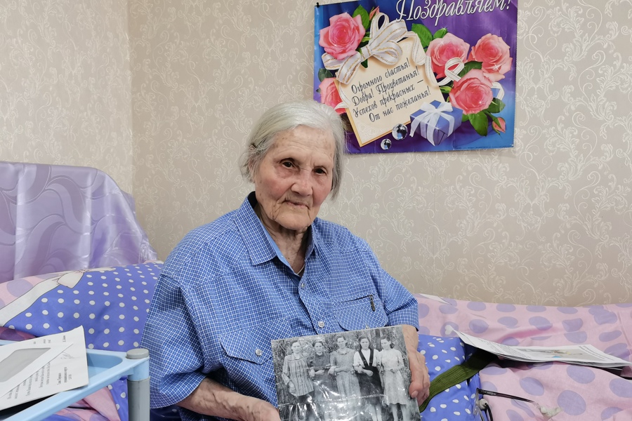 Евгений Лебедев поздравил с 95-летним юбилеем жительницу села Порецкое Анастасию Ивановну Авдееву