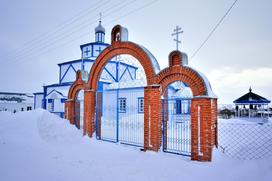 Глава Яльчикского муниципального округа Леонард Левый посетил Крещенскую службу в церкви Покрова Пресвятой Богородицы в селе Большая Таяба