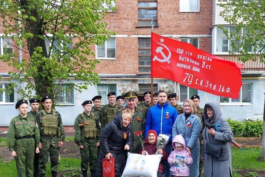 В Новочебоксарске состоялась ежегодная городская акция «Парад у дома ветерана»