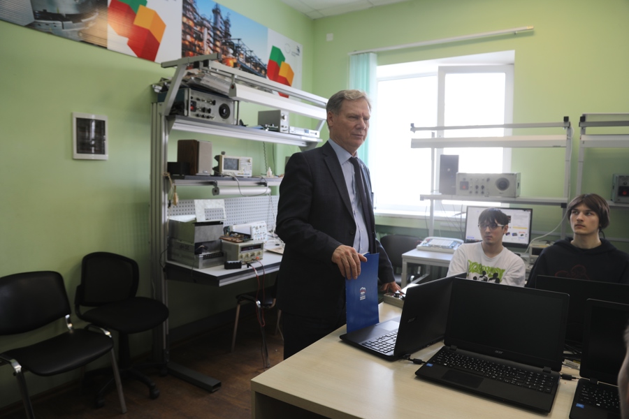 Евгений Кадышев встретился со студентами Чебоксарского электромеханического колледжа